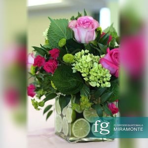 Centro de mesa mediano con rosas, hortensias y baby rose