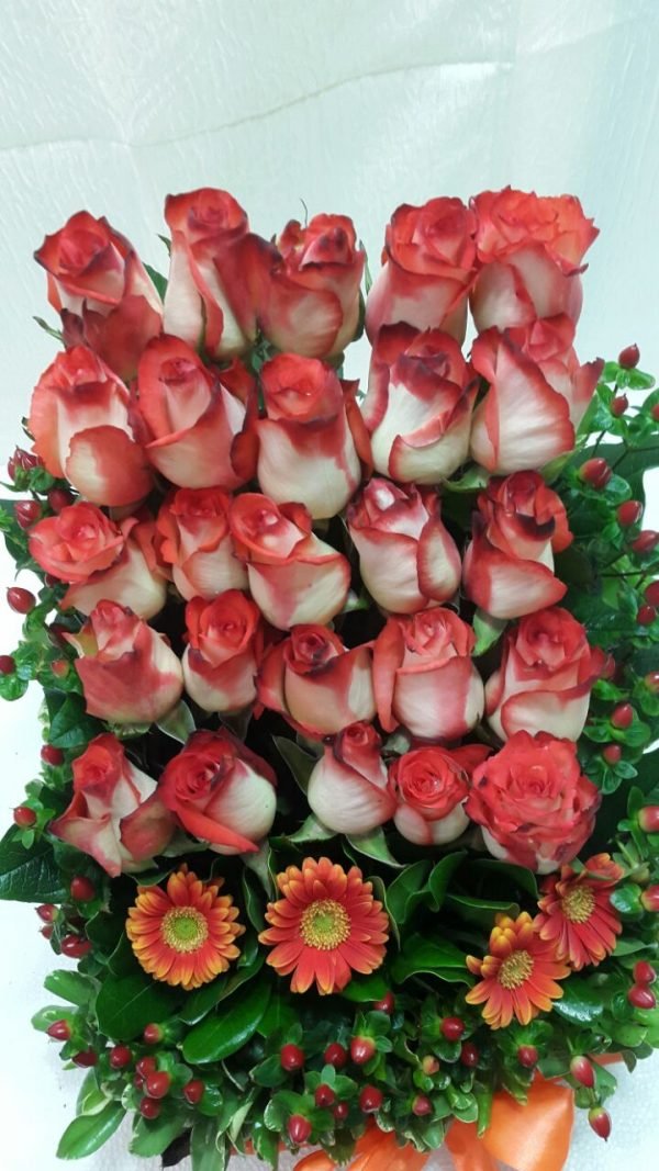 caja de rosas escalonada - flores de guatemala
