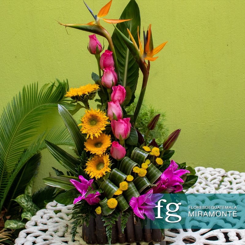 Diseno floral de rosas girasoles lirios y ave del paraiso - Flores de  Guatemala