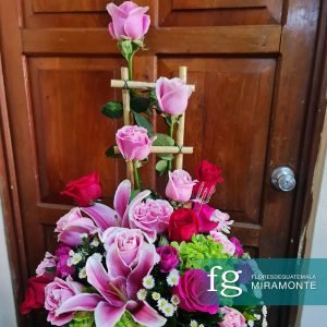Ofrenda floral con lirios, gladiolas y mini rosa - Flores de Guatemala