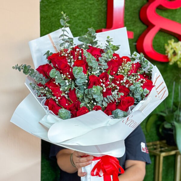 Ramo con cinco docenas de rosas