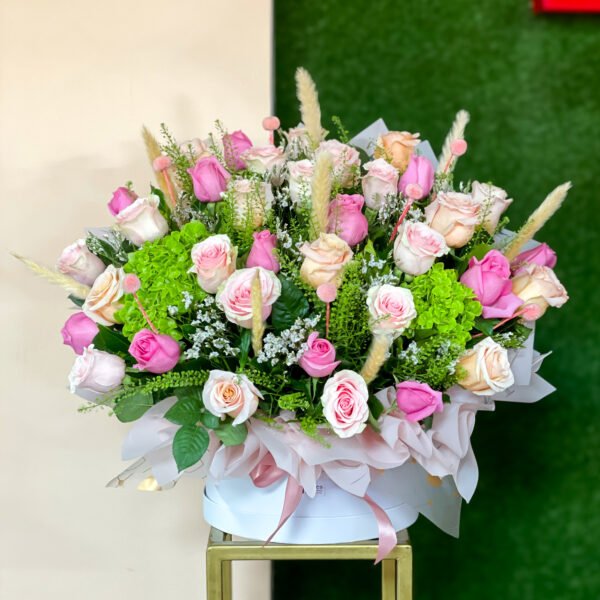 Bucket de rosas y hortensias