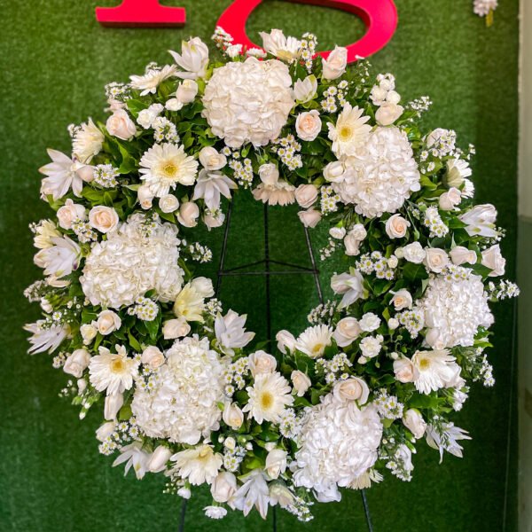 Corona fúnebre con rosas y hortensias