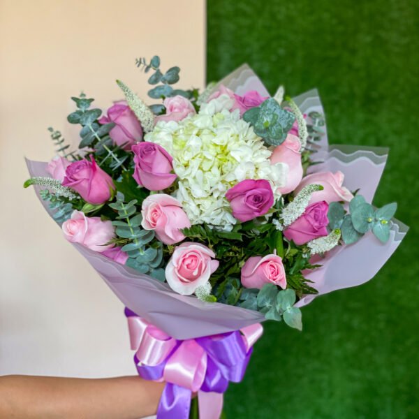 Ramo de rosas y hortensia
