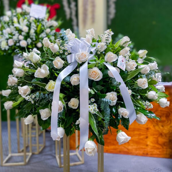 Palma fúnebre con rosas